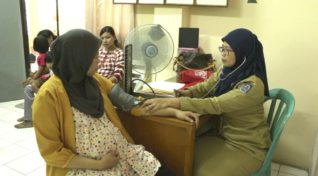 image od a pregnant woman getting checked for dengue.