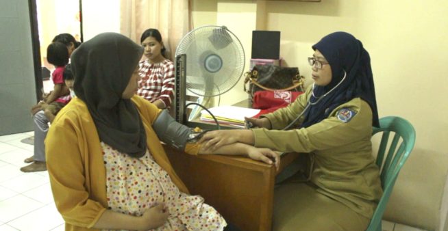 image od a pregnant woman getting checked for dengue.