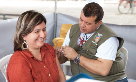 Image of a woman getting a dengue vaccine in Parana's dengue immunization program.