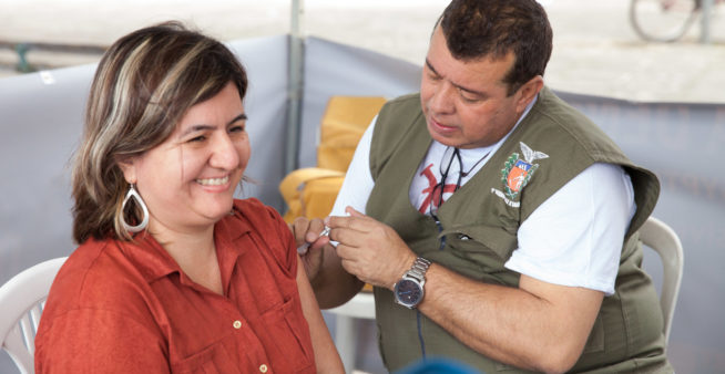 Image of a woman getting a dengue vaccine in Parana's dengue immunization program.
