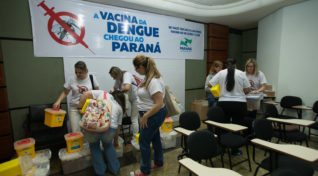 Image of dengue prevention at a public vaccination program in Brazil.