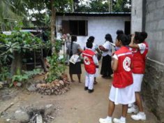 Image of IFRC volunteers carry out dengue inspections in Sri Lanka. 